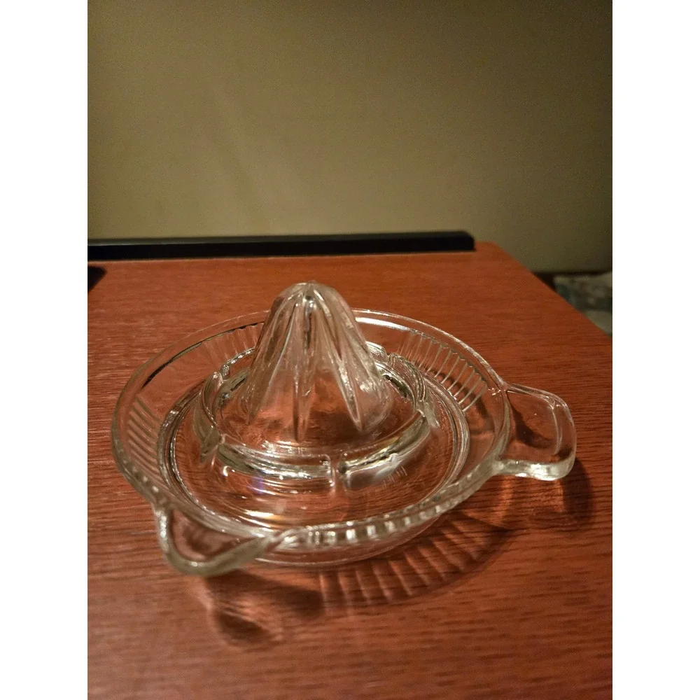 Vintage Clear Glass Citrus Juicer Reamer with Handle and Pour Spout Starburst‎